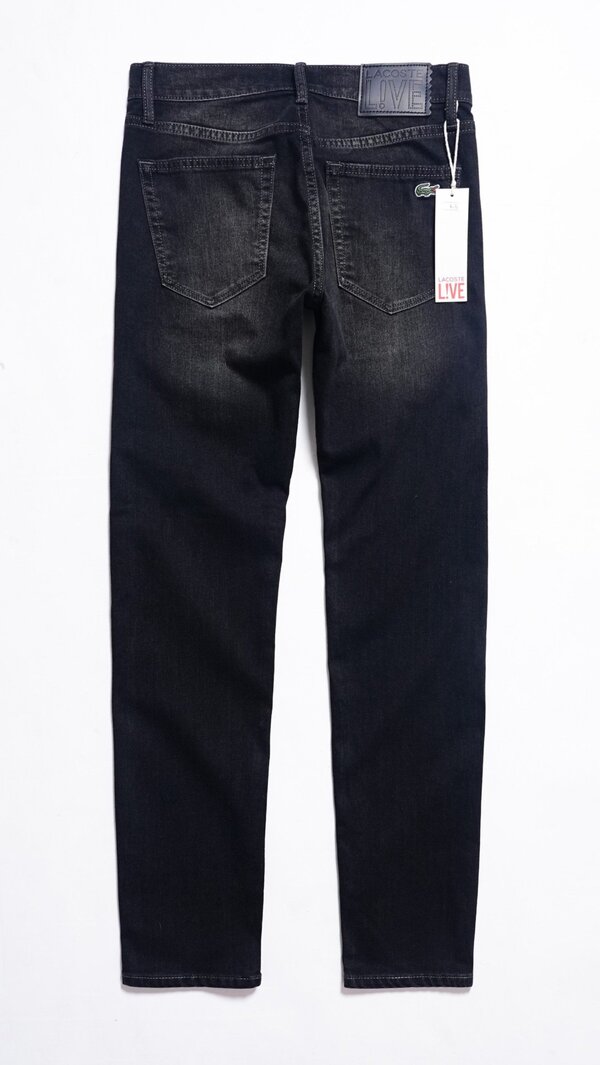 Quần jean Lacoste màu xám được sản xuất từ vải denim nhập khẩu, bền đẹp và mềm mại