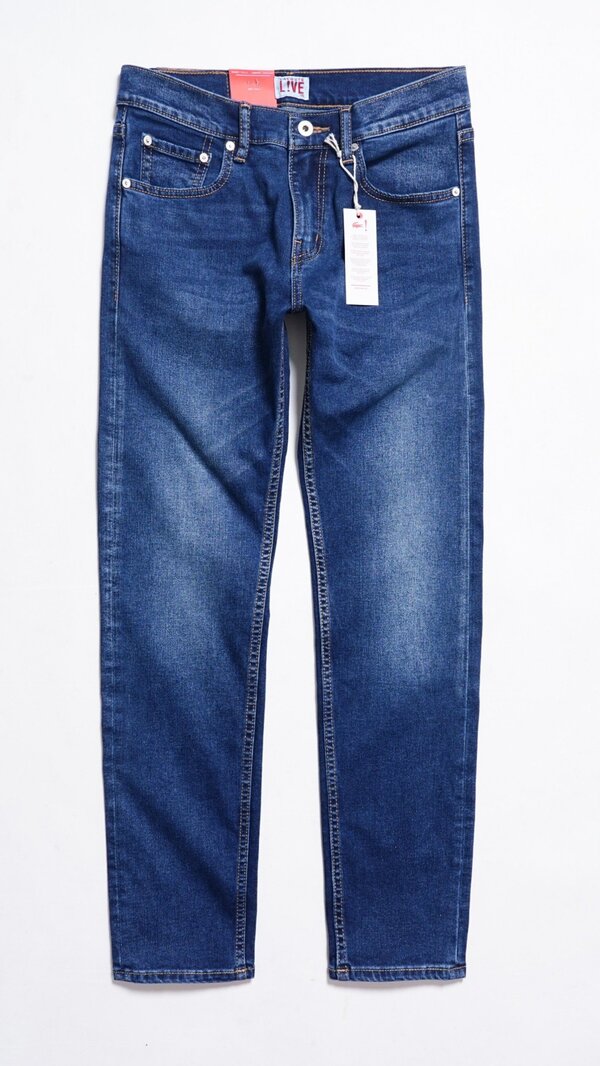 Quần jean Lacoste xanh wash đậm dễ dàng phối hợp với nhiều loại trang phục khác nhau