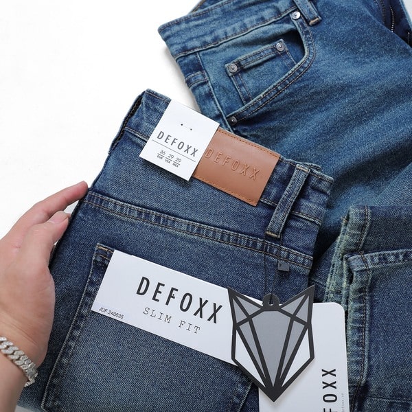 Quần jean Defoxx xanh đá được thiết kế theo phong cách hiện đại, phù hợp với nhiều đối tượng và phong cách thời trang khác nhau