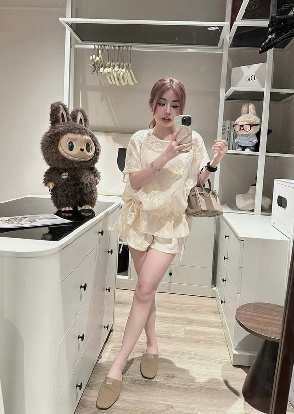 Áo và quần short màu kem từ thương hiệu Colyn là sự kết hợp hoàn hảo giữa sự thoải mái