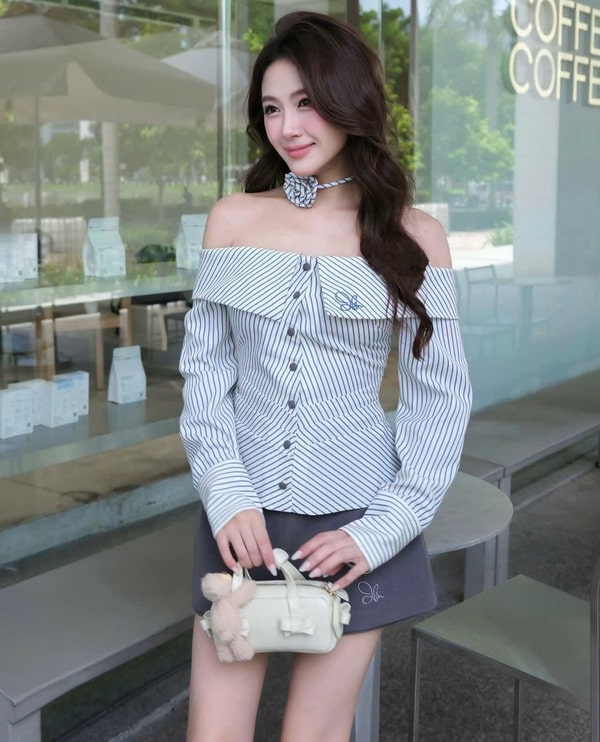 Áo Sọc Dọc Hở Vai Colyn mang đến sự kết hợp hoàn hảo