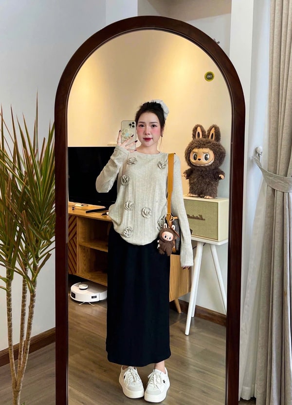 Áo len trang trí hoa Colyn 3D nổi bật, tạo nên sự tinh tế và phong cách riêng cho người mặc