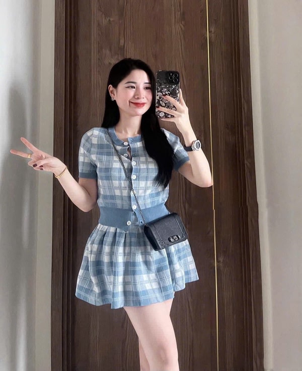 Đầm caro cổ tròn Colyn mang đến sự trẻ trung và năng động cho phái đẹp.