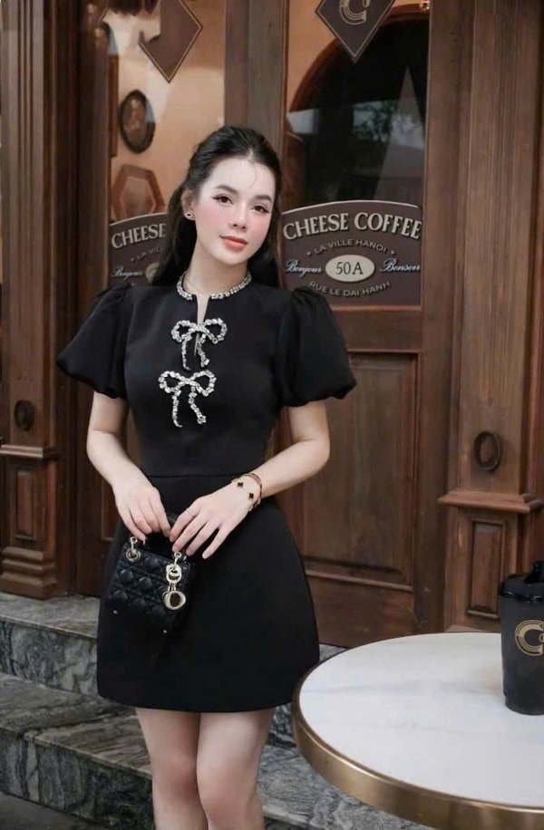 Đầm chữ A Colyn mix nơ đá cổ là sự kết hợp hoàn hảo giữa phong cách thanh lịch