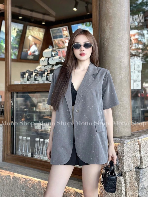 Set blazer ngắn tay chấm bi của thương hiệu Colyn với hai màu sắc chủ đạo là đen và xám