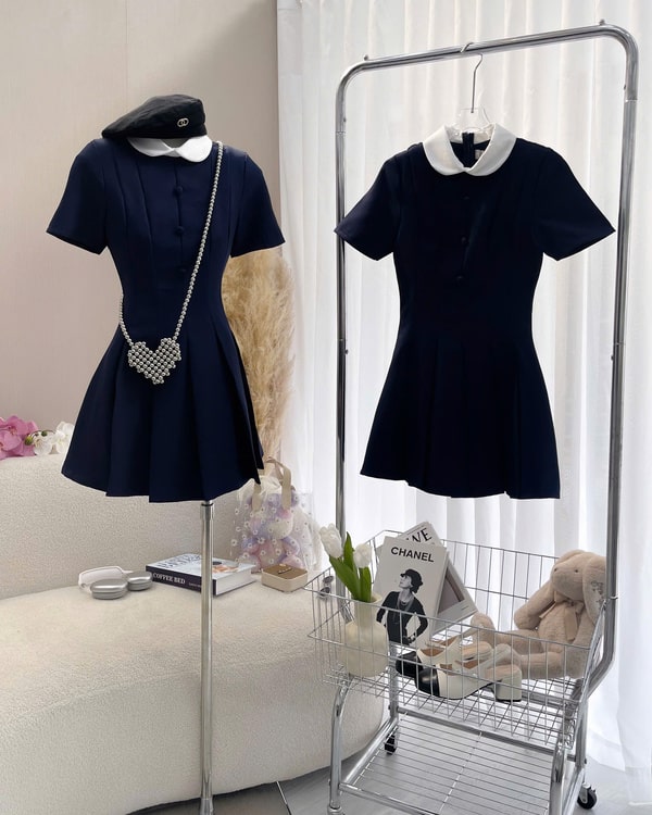 Màu xanh đen thanh lịch của đầm Colyn rất dễ phối hợp với nhiều phụ kiện như giày cao gót, túi xách và trang sức