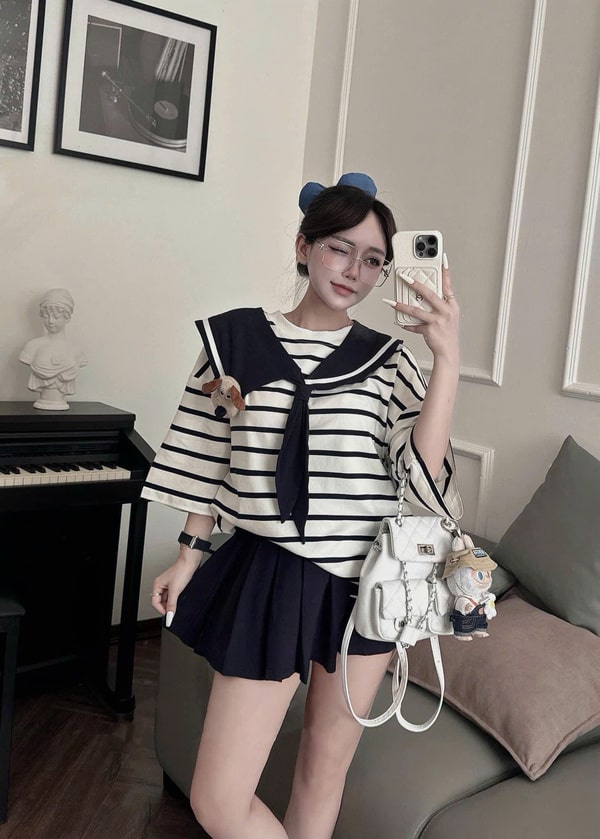 Set sọc Colyn phối cổ thủy thủ mix chân váy xếp ly mang đến vẻ ngoài trẻ trung