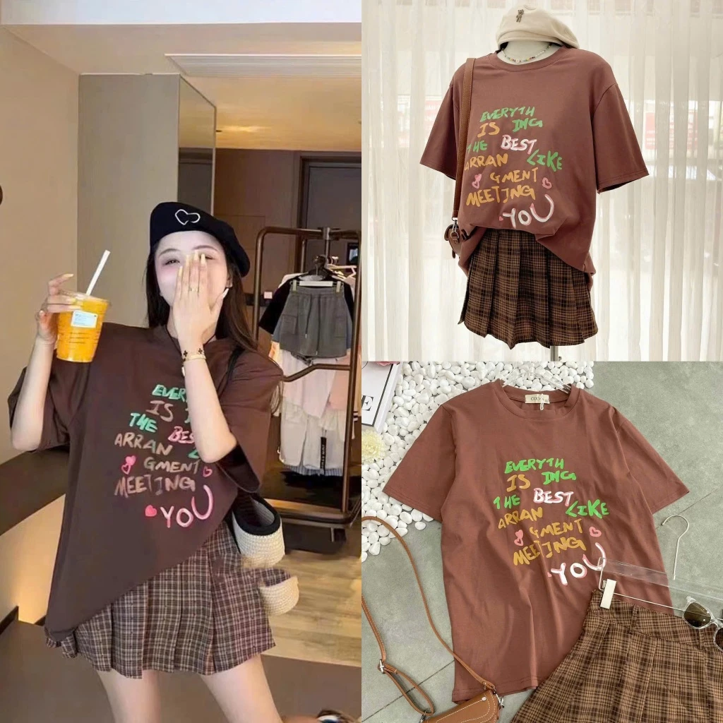 Chân Váy Xếp Li Caro Colyn và áo nâu mang đến phong cách thời thượng