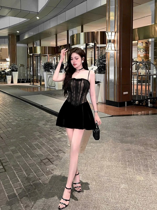 Chiếc đầm Colin có thể phối cùng giày cao gót để tạo nên phong cách quyến rũ