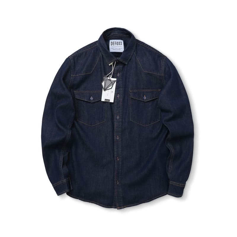 Áo sơ mi jean DEFOXX xanh muối tiêu được thiết kế với kiểu dáng slim fit gọn gàng và thanh lịch