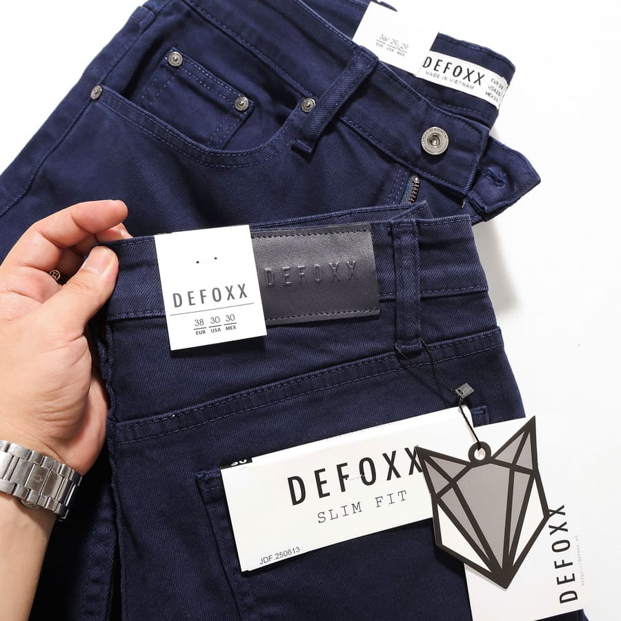 Quần jean Defoxx xanh đen 250613 ống slim co giãn chinh phục người mặc bởi sắc xanh đen đặc trưng