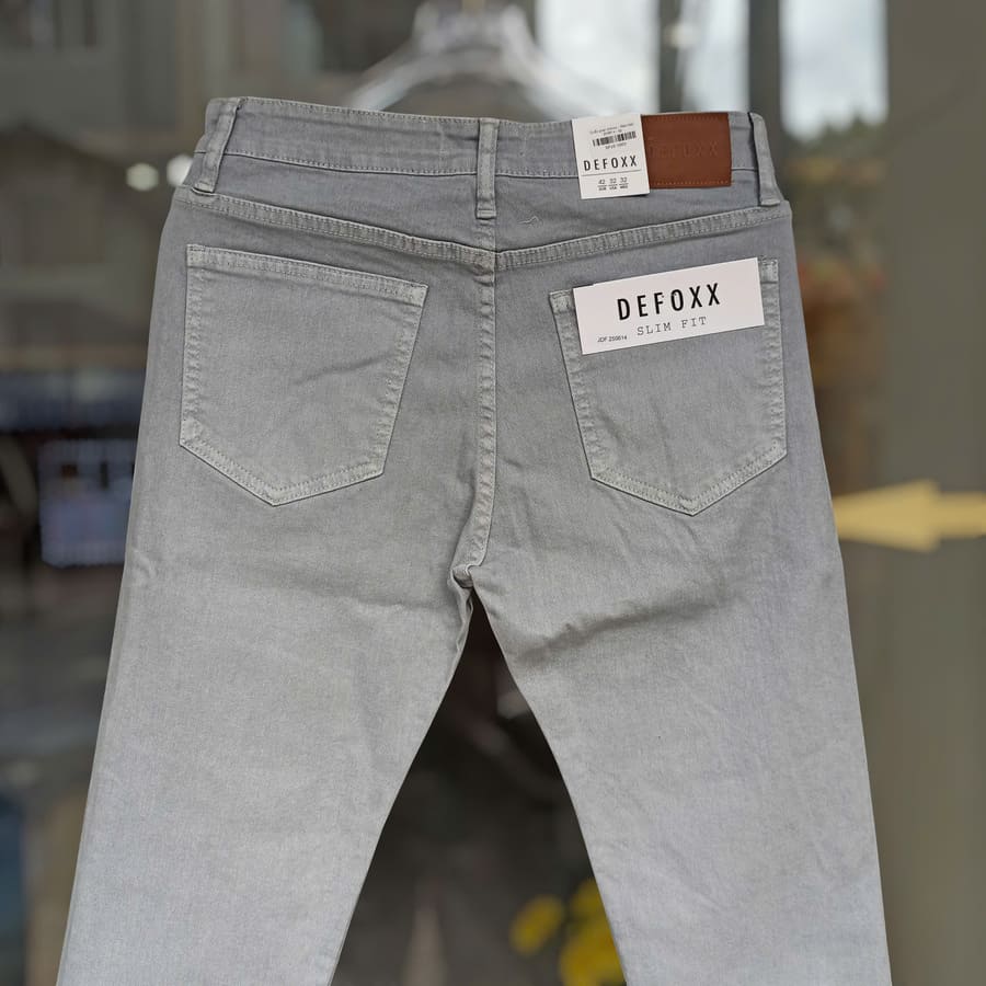 Quần jean Defoxx xám bạc 250614 sở hữu thiết kế ống slim vừa vặn, ôm nhẹ đôi chân
