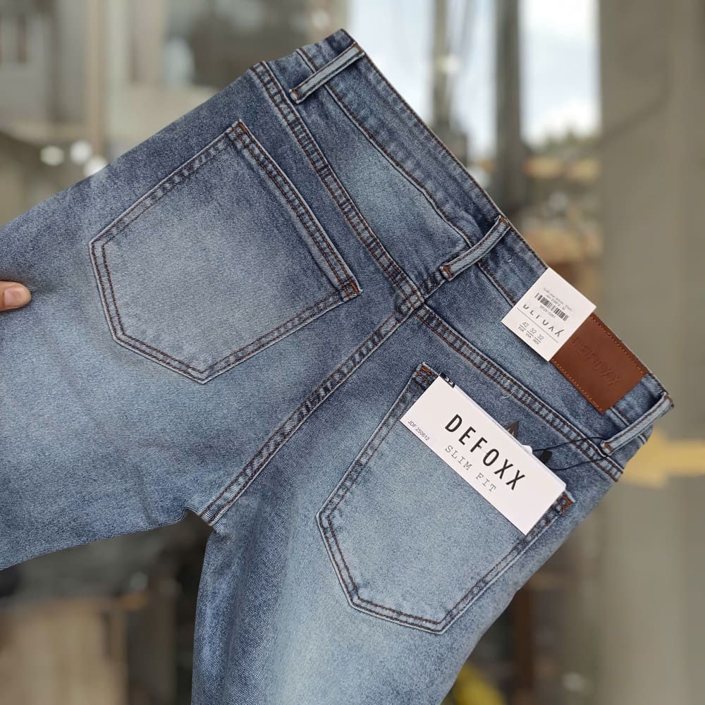 Bạn có thể phối quần jean Defoxx wash rách 250612 với áo thun basic, áo sơ mi, áo polo