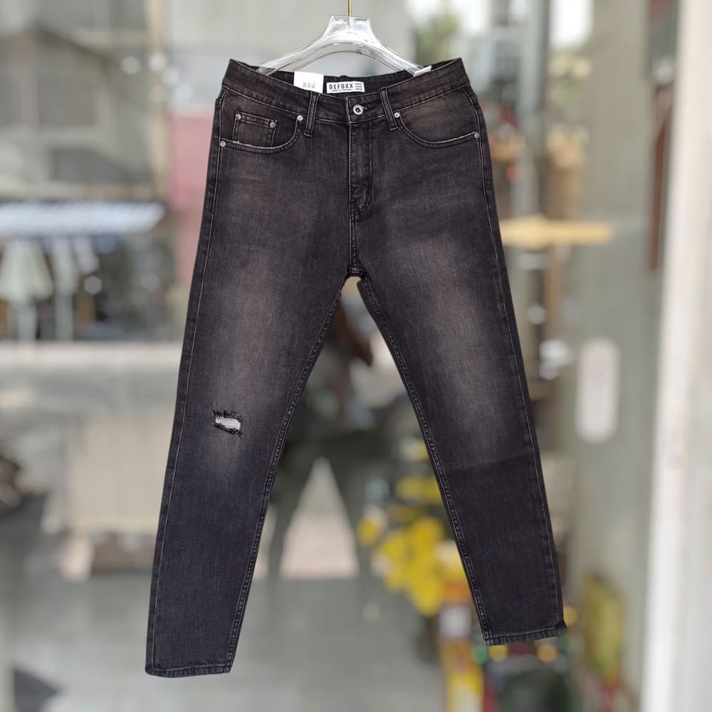 Bạn có thể phối quần jean Defoxx xám wash rách co giãn với áo thun basic, áo sơ mi, áo khoác jeans