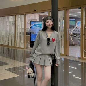 Áo Thun Dài Tay Và Chân Váy Xếp Ly Colyn Hai Màu Đen Xám