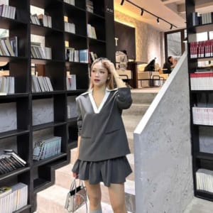 Set váy xếp ly colyn và áo cổ chữ V thanh lịch