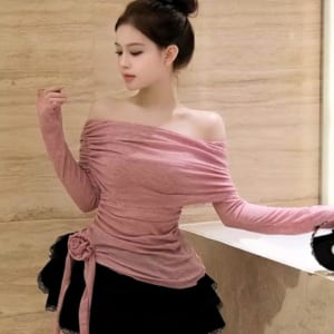 Set áo trễ vai Colyn mix chân váy xòe hai màu hồng và đen