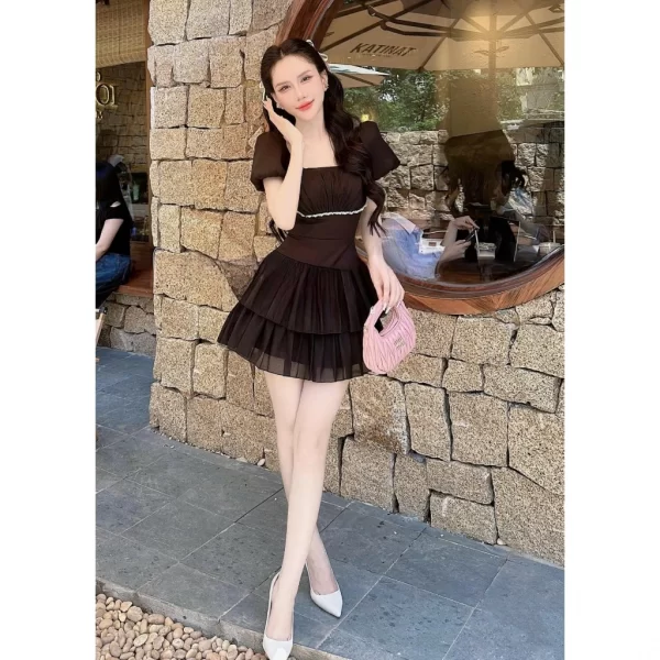 Đầm tơ đính đá ngực 2 màu đen kem Colyn - Ảnh 2
